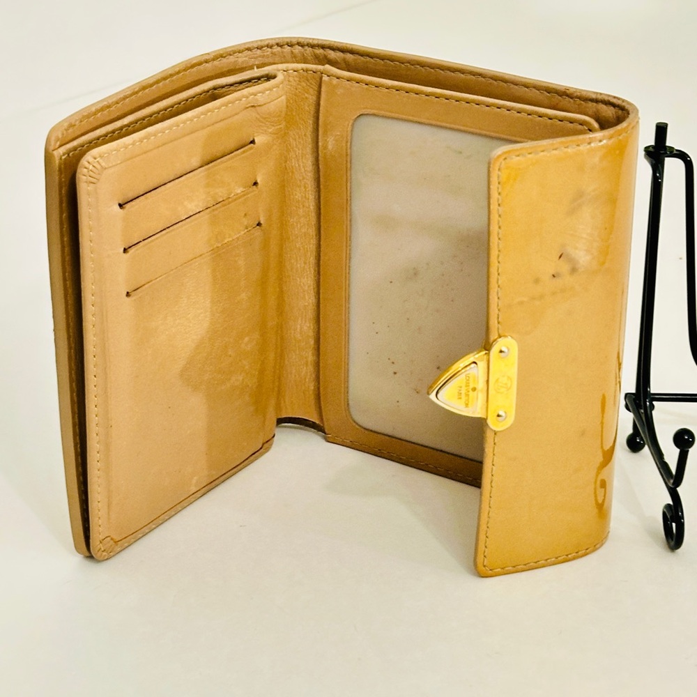 Louis Vuitton Tan patent Leather compact wallet - Picture 11 of 12